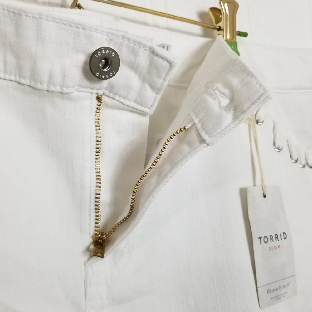 Torrid White Denim Jean Shorts Size 26 NWT Whip Stitch Pockets Trendy 2026 Denim